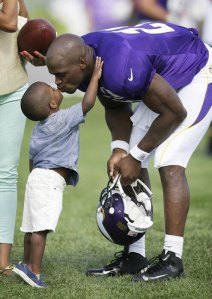 adrian-peterson-kiss-07302013